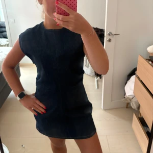 Zara jeansklänning - Helt oanvänd jeanklänning från Zara! Markerade axlar med indragen midja. Perfekt till sommarens fester!