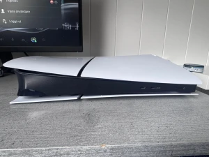 PlayStation 5 spelkonsol vit - Säljer en PlayStation 5 från Sony i snygg futuristisk design. Konsolen är vit med svarta detaljer och har en stilren, böjd form. Perfekt för gaming på nästa nivå med kraftfull prestanda och stöd för 4K-upplösning. Köptes i augusti 2025 knappt använd! 