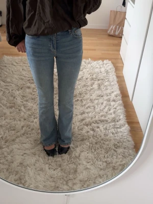 Ljusblå bootcut jeans - Säljer ett par ljusblå bootcut jeans mid waisted flared. De är i stretchigt material och sitter jättefint. Strlk 34 men skulle säga de passar både mindre och större. Org pris 500, pris kan diskuteras, skriv om du undrar något☺️