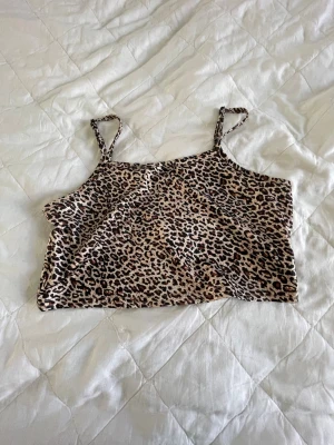 Leopard linne från shein  - säljer ett leopard linne från shein, bra skicka passar bäst på 11 åringar
