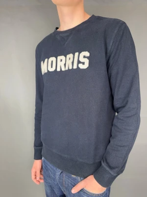 Morris sweatshirt - Morris sweatshirt Märke: Morris Storlek: M Passform: Färg: Svart Skick: Okej Beskrivning: Den är urtvättad men fortfarande fin. Modellen på bilden: 183 cm / 75 kg
