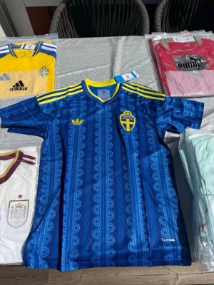 Sverige VM2026 - Sverige bortaställ VM2026.                                                  1 för 300kr 2 för 500kr 3 för 600kr.                                    Storlekar small