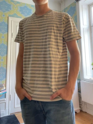 Vintage randig mads norgaard - Mats nordegard T-shirt. Inga skavanker. Modellen är 180cm 65kg och bär storlek M.  Fråga gärna frågor!