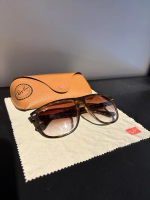 Ray-Ban boyfriend  - Ray-Ban boyfriend solglasögon med klassisk brunmelerad båge och stora fyrkantiga glas. Ljusbruna tonade linser och Ray-Ban-logga på linsen. Medföljer snyggt brunt fodral i skinn och putsduk. NO SIZE! Skriv vid frågor.