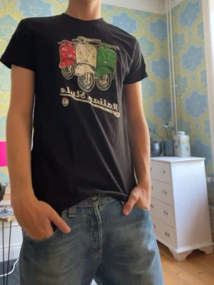 Vintage Frame Italy T-shirt - Frame Italy T-shirt. Inga skavanker. Modellen är 180cm 65kg och bär storlek S.  Fråga gärna frågor!