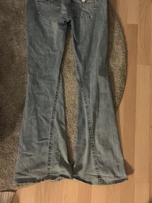 True religons Joey low rise - Säljer mina true religions jeans för att de är för stora! Fick dessa i julklapp och har bara andvänt en gång dessa är lågmidjade och är i storlek 28 skriv gärna om ni har frågor!🤗