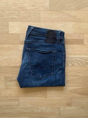 Replay Anbass - Replay jeans | Skick 10 | Nypris 1200kr mitt pris endast 449kr! | Storlek: W31 L30 | Priset är ej hugget i sten! 🪨 | Hör av dig vid minsta fråga eller fundering!📩