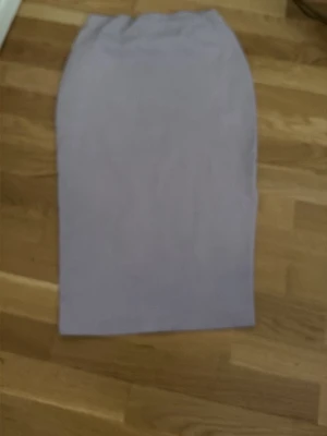Ljusrosa pennkjol i bomull - Säljer en enkel och stilren ljusrosa pennkjol i mjukt bomullsmaterial. Kjolen har en rak och tight passform som slutar strax under knät. Perfekt att matcha med en crop top eller oversized tröja för en trendig look.