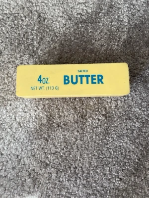 Squishy i form av smörpaket - Rolig squishy som ser ut som ett smörpaket med texten 'Salted Butter' och vikt 4 oz (113 g). Den är gul med blå text och har en mjuk, klämvänlig form som liknar ett riktigt smörpaket. Perfekt som stressleksak eller dekoration. Luktar assss gott också! Pris kan diskuteras 