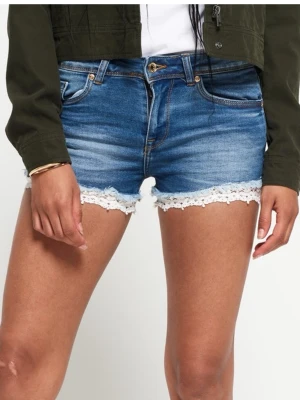 Blå denimshorts med spetsdetalj - Snygga blå denimshorts från superdry med vit spets längs bensluten. Klassisk femficksdesign, gylf med dragkedja och knapp. Perfekt för sommarens alla äventyr, med en fräsch och ungdomlig look.
