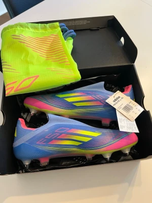 Adidas F50 Elite Sg - Säljer ett par Adidas F50 som är helt sprillans nya. Allt tillkommer som vanligt.                                   Storlek 44.                                                                           Pris går att diskutera.                                               Hör av dig vid eventuella frågor! 