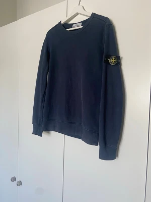 Mörkblå Stone Island tröja  - Säljer nu en mörkblå Stone Island tröja. Tröjan är i jättebra skick och äkta. Hör av om du har någon fråga!