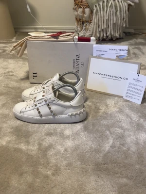 Valentino Rockstud skor - Storlek: 37 Skick: 9/10 – Nypris: ca 7300 kr Allting originalt ingår Extra nitar ingår  100% autentiska Kom privat vid frågor & köp.