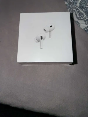 Apple AirPods Pro trådlösa hörlurar - Säljer ett par oanvända AirPods då jag fick dem i ett abonnemang, jag ha redan ett par vilket är anledningen jag säljer dem, priset går att leka med vid en snabb smidig affär, kan mötas upp runt Skåne, MVH/Tekke