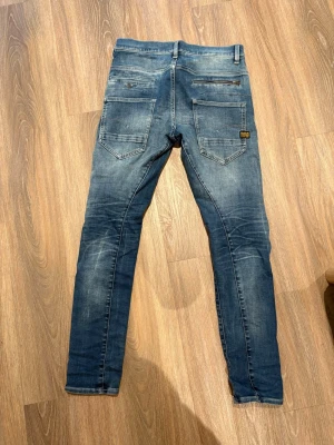 G-star Raw jeans - Säljer dessa G-star Raw D-staq jeans! De är ett par Limited Edition jeans från Tokyo med en speciell design! | Skick: 9,5/10 (använd fåtal gånger) | Nypris: 2500 | Skriv vid frågor och intresse!🤝