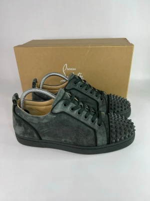 Christian Louboutin Junior spikes sneakers  - Storlek 41 skick väldigt bra! Og all 