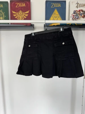 Svart jeanskjol - svart jeanskjol i kort modell.