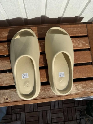 Adidas yeezy slides  - Säljer ett par yeezy slides. Aldrig använda storlek 45-46. Perfekt för sommaren 