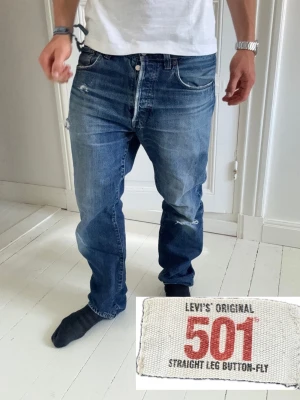 Levis jeans  - Levis jeans, Inga större defekter. Modellen i bilderna är 180 cm 75 kg pch bär Storlek , W34 L32 , Måtten i sista bilden är A:44 cm B: 101 cm, Kom med frågor! 