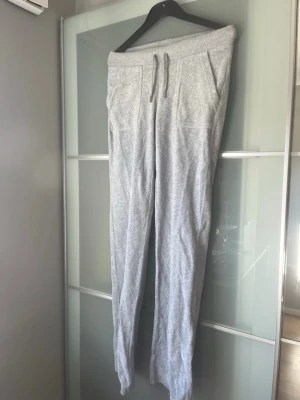  juicy couture byxor - Grå juicy couture bixor i xs,väll använda