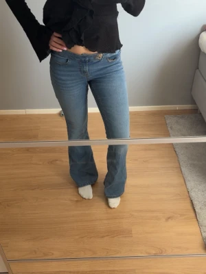 Blå flared jeans från Vero Moda - Säljer ett par snygga blå flared jeans från Vero Moda. Mycket bra skick med prislappen kvar💕🎀