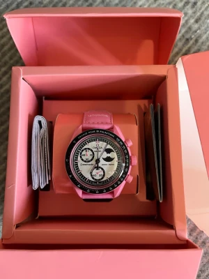 Omega Moon Swatch Pink Moonphase - Helt ny 
