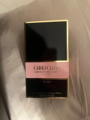 Good girl blush parfym - Carolina herreras good girl parfym. i helt nytt skick. 30ml och köpt på kicks!
