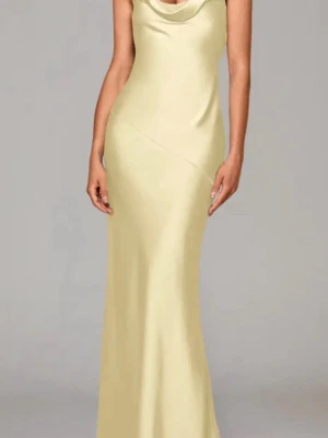 Ljusgul balklänning i satin liknande material  - Elegant ljusgul långklänning med draperad urringning och öppen rygg med snörning. Helt oanvänd med prislappen kvar. Däremot finns en mycket liten fläck, troligen kan man få bort den, men har inte hunnit testa. Nypris 999 kr