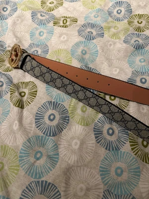 Bälte med GG-mönster och guldspänne - Snyggt  bälte med klassiskt GG-mönster i mörkblått och beige. Pris kan diskuteras vid snabb affär-120cm