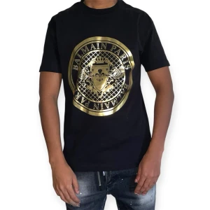 Balmain Paris T shirt, Svart, Storlek M - Helt ny, högkvalitativ replika. Modellen på bilden är 175 cm lång och bär storlek S.  Pris: 949 kr  Leverans: Skickas inom 24 timmar  Observera: Begränsat antal i lager – först till kvarn gäller 