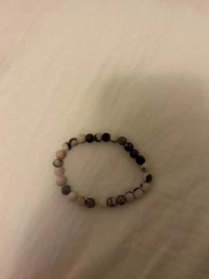 Armband - Picasso-jaspis sten - Armbandet är handgjordt och köpt i gdansk, polen för 300kr. Äkta Picasso-jaspis stenar. Armbandet är lätt viktig och passar perfekt med alla outfits. Säljer pga den börjar bli för liten. Passar 10-15 åringar! Armbandet är också unisex!