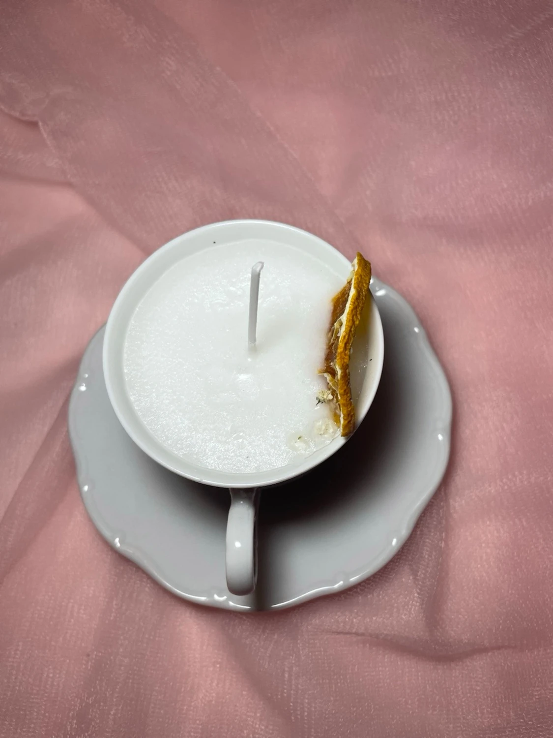 Doftljus med vaniljdoft i en vit tekopp  - 4