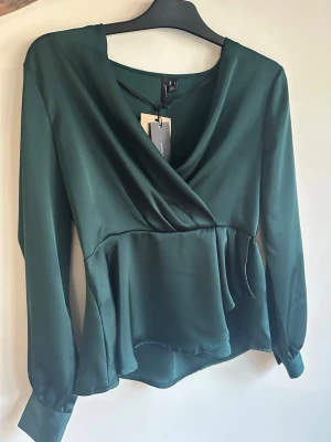 Mörkgrön blus från Vero Moda - Mörkgrön blus från Vero Moda. Aldrig använd och prislapp sitter kvar. 