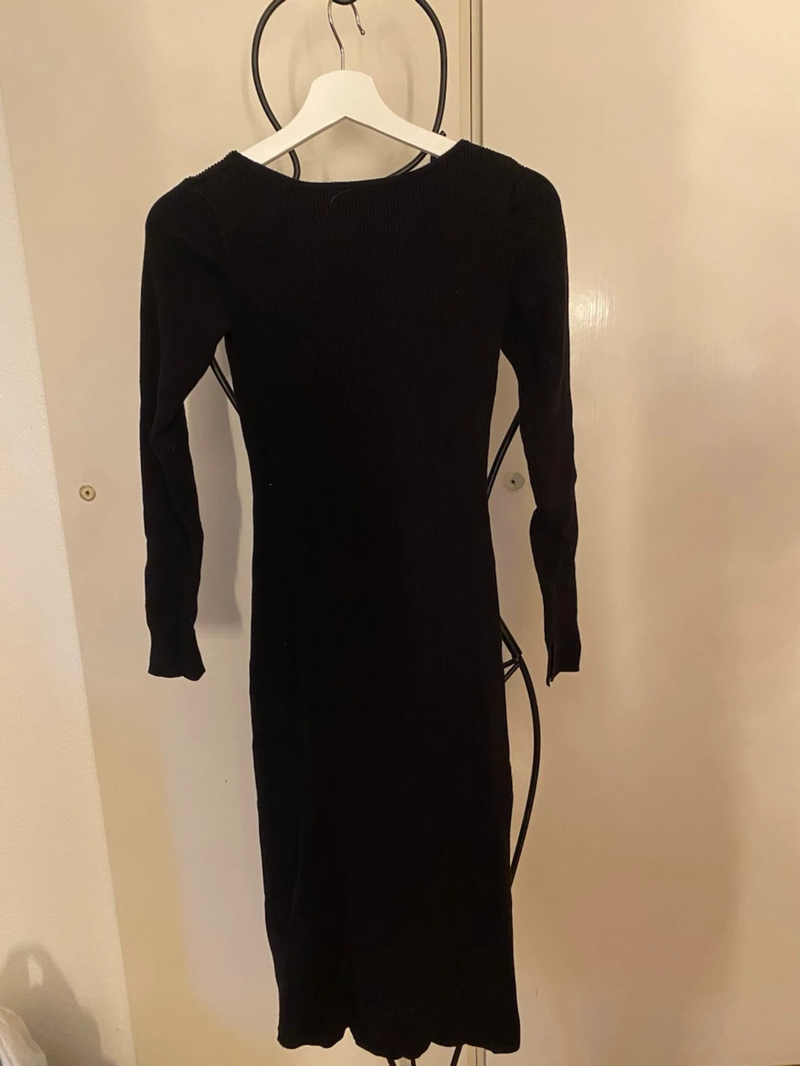 Svart uringad klänning med slits