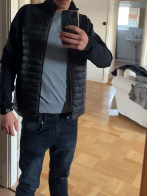 J Lindeberg cardigan - Hej! Säljer denna knappt använda J Lindeberg cardiganen nu perfekt till lite varmare väder. Är öppen för byten. Pris kan diskuteras. ☀️🍺