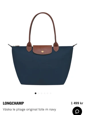 Longchamp Väska - Marinblå Le Pliage original tote från Longchamp i storlek M. Köpt på ny i göteborg för 1500kr (kvitto på sista bilden). Super bra skick!! 💞💞