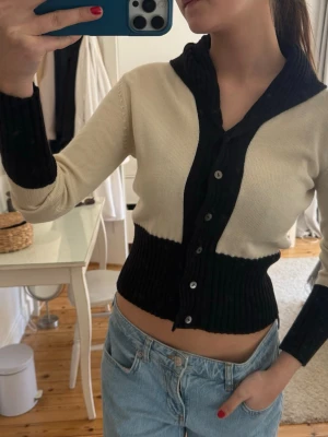 Kofta  - Stickad kofta i 100% merino ull med krage! Liten i storlek