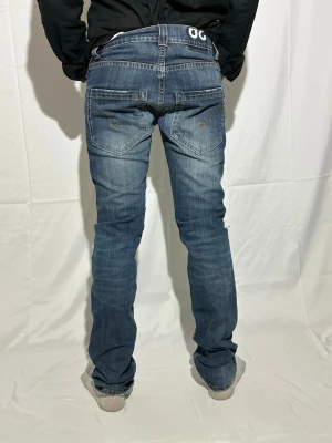 Dondup jeans  - Säljer ett par Dondup jeans med hål på knäna som passar perfekt till sommaren. Modellen är 165cm. Mvh Oakmontfits 