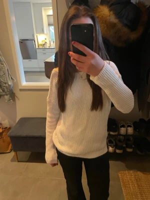 Vit stickad tröja med v-ringad rygg - Säljer en stilren vit stickad tröja med långa ärmar och ribbstickad struktur från NA-KD i storlek xxs. Tröjan har en snygg v-ringning i ryggen men den går även att vända så v-rigningen är där fram istället, båda är snyggt. Perfekt till både en vardaglig och mer uppklädd look. Har lite lösa trådar vid ärmarna därför acceptabelt skick, skriv om ni har några frågor💕