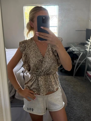 Leopardmönstrad topp 🐆  - Säljer denna ”siden” toppen i leopard mönster, helt i nyskick. Köpt på Marshall’s i USA.😊