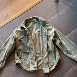 Grön jeansjacka från Zara -  Säljer min jeansjacka från Zara 💞💞