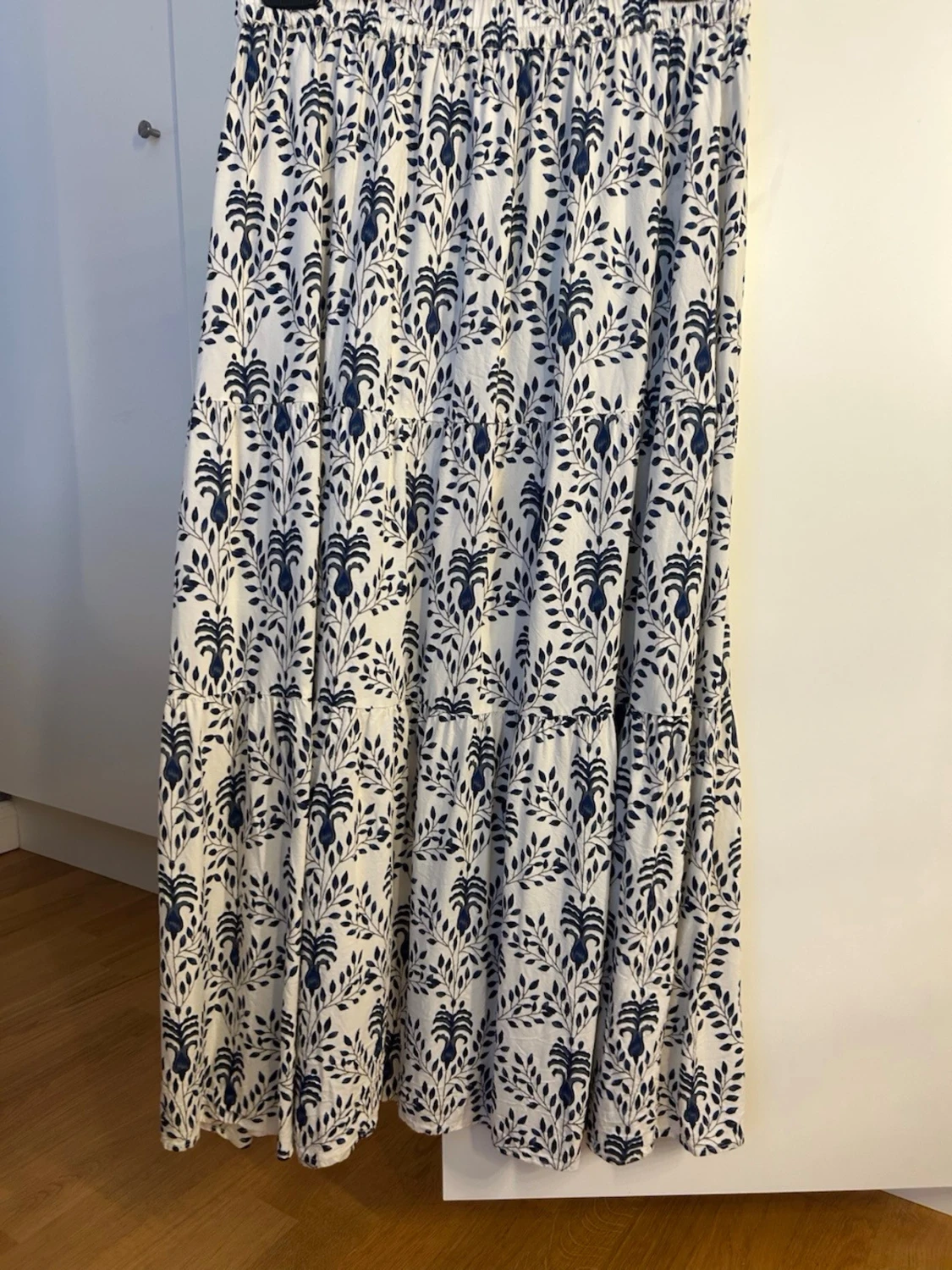 Vit långkjol med blått blommönster - 2