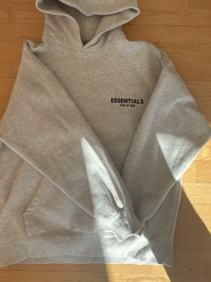 Essentials hoodie  - En snygg fear of good hoodie i ny skick i storlek M riktigt snygg fit.