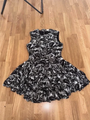 Klänning H&M - Volang/peplumklänning från H&M i storlek 42. Har ett till lager under, se sista bilden. Fint skick.