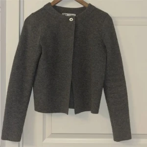 stickad kofta - grå stickad tröja från zara i storlek s! inte alls använd mycket så i väldigt fint skick