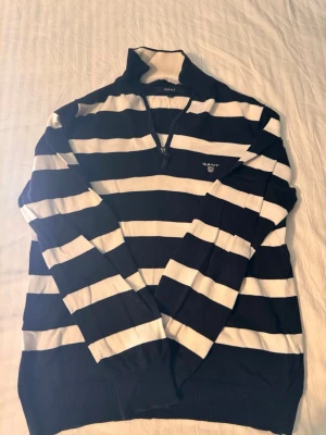 Gant tröja - Hej! Säljer en fin gant zip hoodie i st (M) men passar även för dem med st (S). Kom gärna med bud om priset inte passar dig!