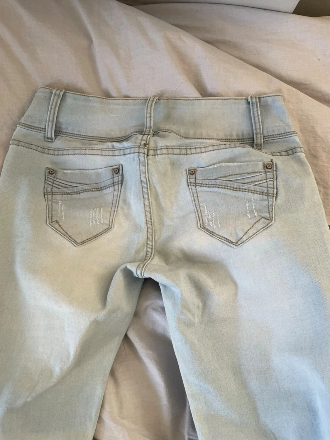 Ljusblå bootcut jeans med slitningar  - 2