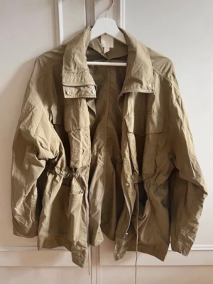 Khaki färgad vårjacka från hm - Använd någon enstaka gång. Nästan nyskick, inga defekter.