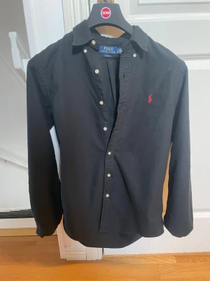 Ralph skjorta  - En riktigt fett Ralph lauren skjort perfekt till vår och sommaren storlek S bra skick perfekt till dig som söker go skjorta till sommaren/våren🤝🤩