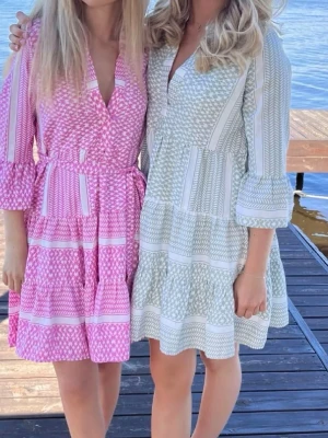 Grön jättefin sommarklänning! - Klänning perfekt nu till sommaren som tyvärr blivit för liten, använd en gång💚🩷